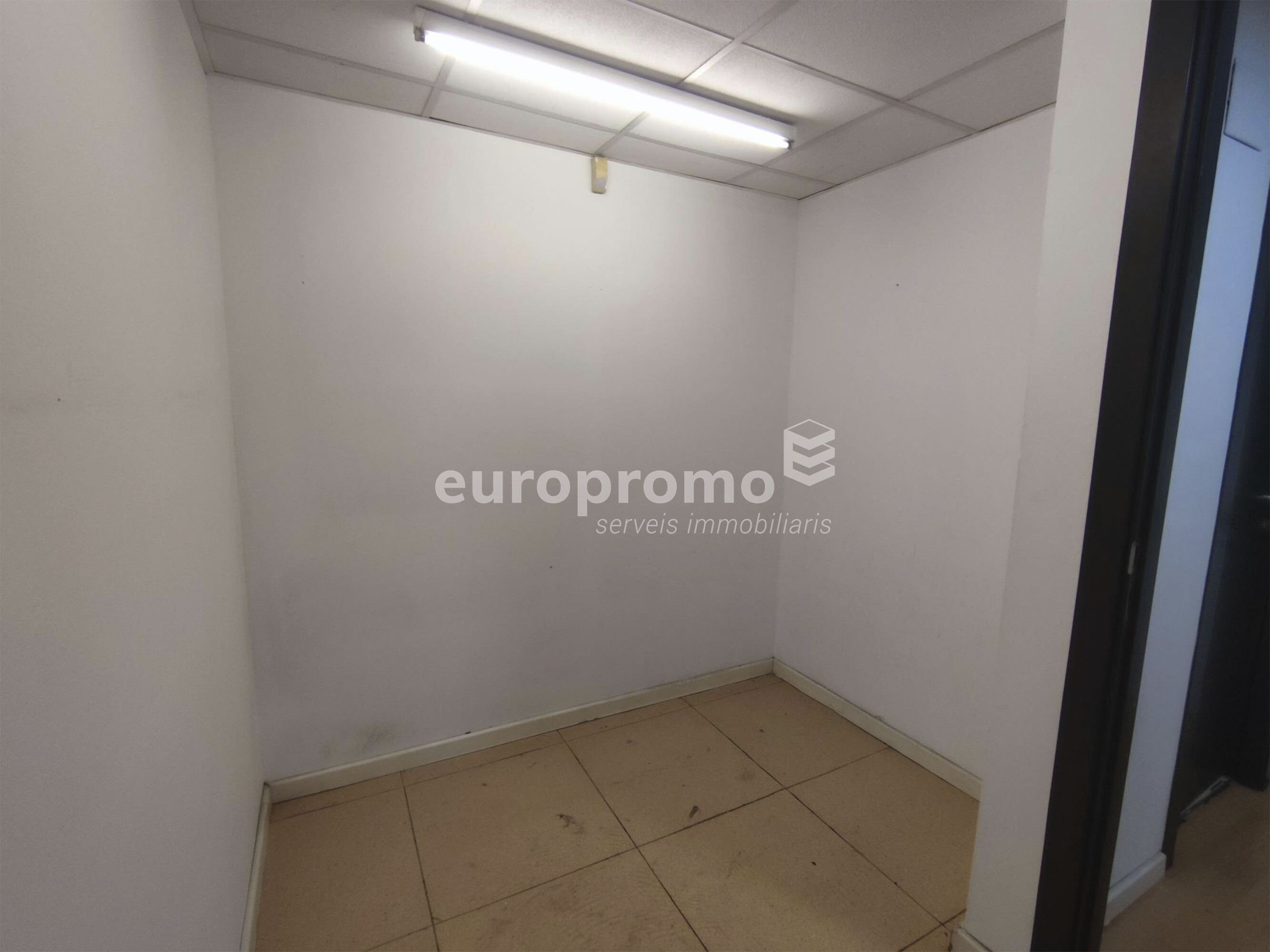 Fantástico local de 78 m² situado a primera línea y mejor zona comercial de la ciudad! 